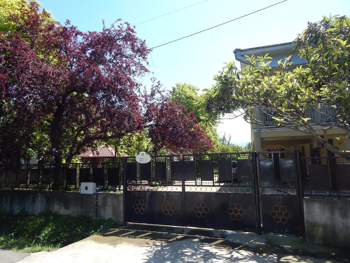 Guest House On Angisa Батуми Екстериор снимка